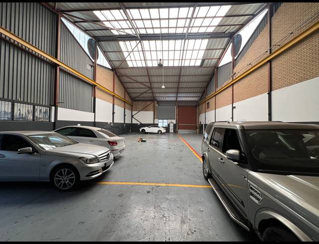 544M² WAREHOUSE TO LET IN ROOIHUISKRAAL